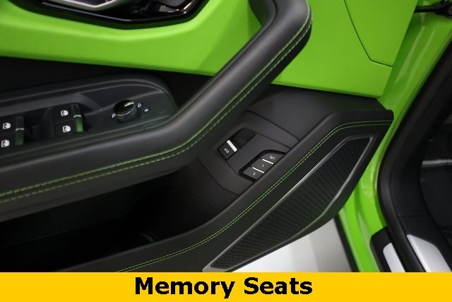 Lamborghini Urus Vehicle Image 33