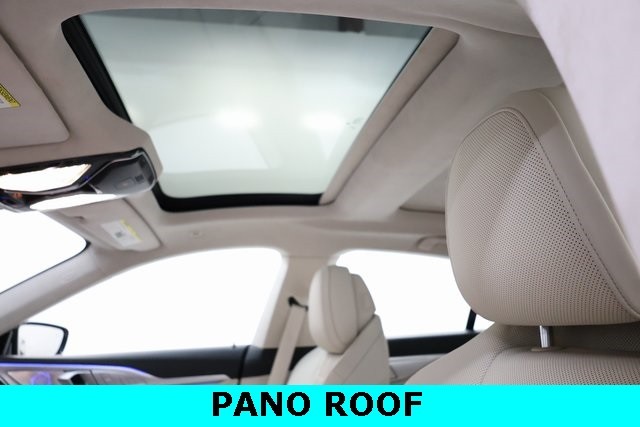 BMW 8 Series Vehicle Image 25