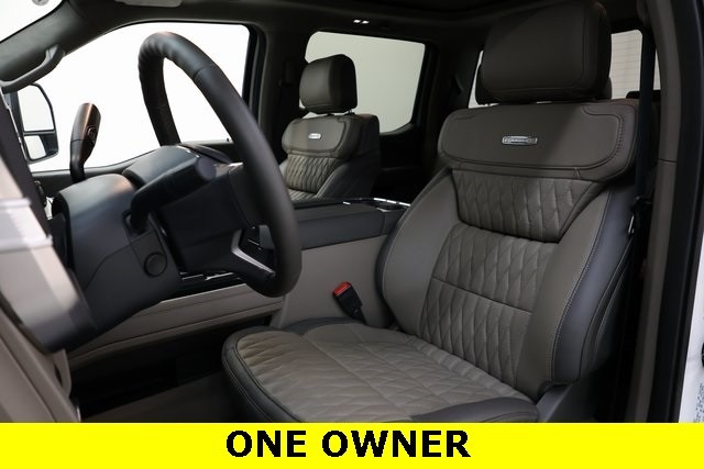 Ford Super Duty F-450 DRW Vehicle Image 09