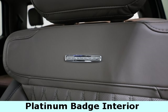 Ford Super Duty F-450 DRW Vehicle Image 14