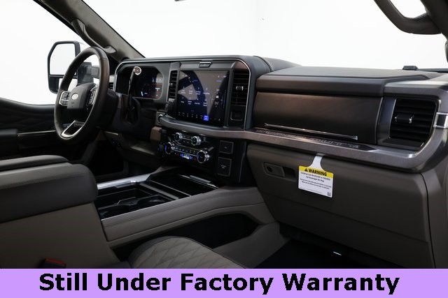 Ford Super Duty F-450 DRW Vehicle Image 15