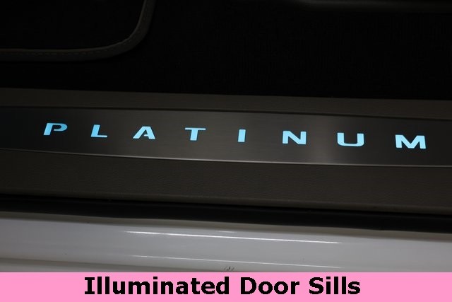 Ford Super Duty F-450 DRW Vehicle Image 32