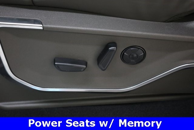 Ford Super Duty F-450 DRW Vehicle Image 34