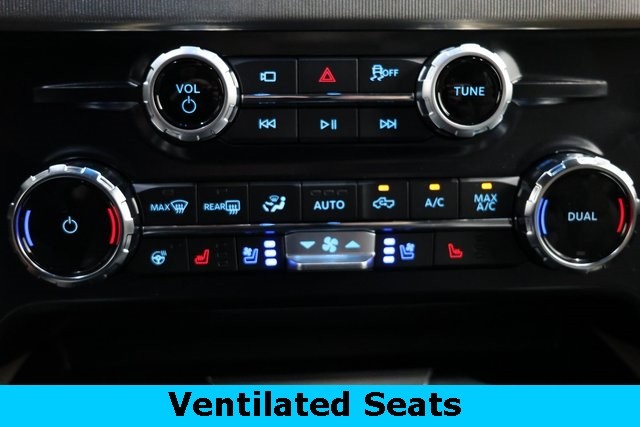 Ford Super Duty F-450 DRW Vehicle Image 35