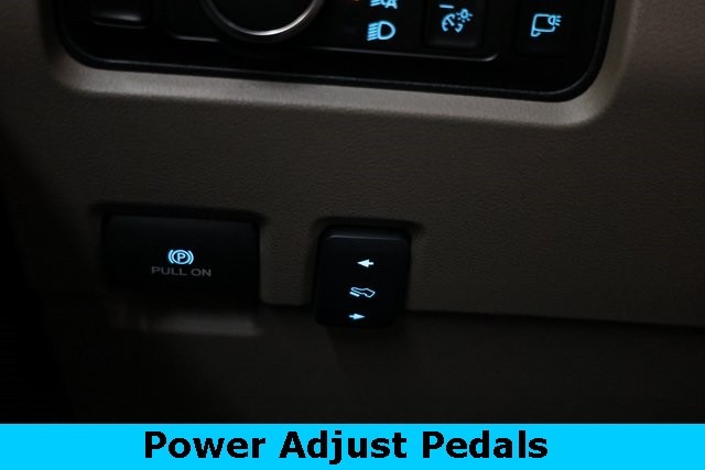 Ford Super Duty F-450 DRW Vehicle Image 42