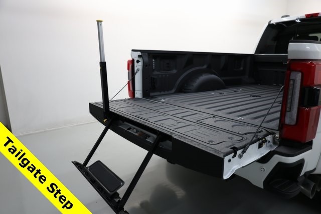 Ford Super Duty F-450 DRW Vehicle Image 50