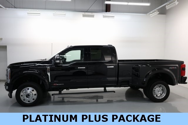 Ford Super Duty F-450 DRW Vehicle Image 03