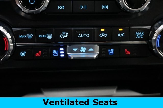 Ford Super Duty F-450 DRW Vehicle Image 35