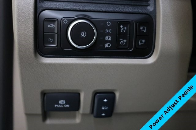 Ford Super Duty F-450 DRW Vehicle Image 42