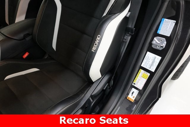 Ford Mustang Vehicle Image 16