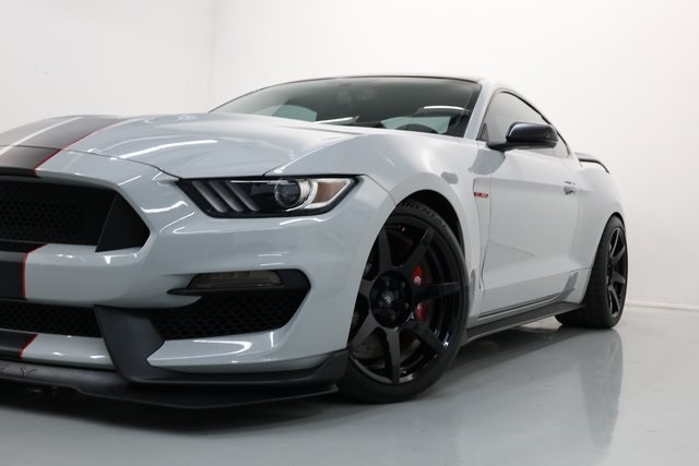 Ford Mustang Vehicle Image 02