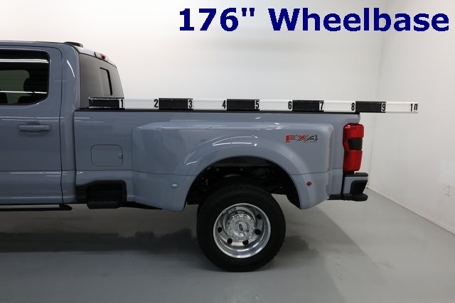 Ford Super Duty F-450 DRW Vehicle Image 32