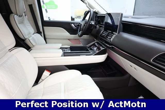Lincoln Navigator L Vehicle Image 11