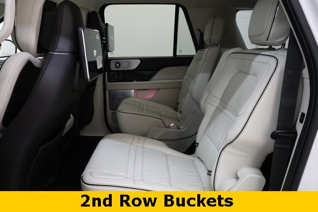 Lincoln Navigator L Vehicle Image 12