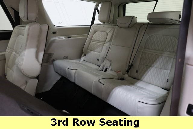 Lincoln Navigator L Vehicle Image 13