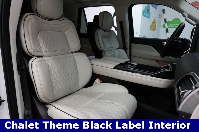 Lincoln Navigator L Vehicle Image 16