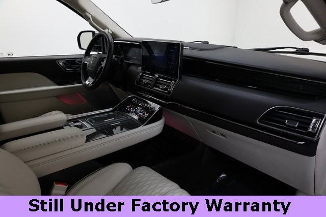 Lincoln Navigator L Vehicle Image 17
