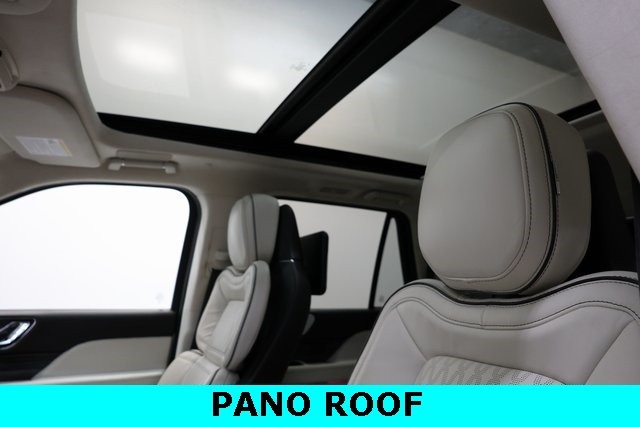 Lincoln Navigator L Vehicle Image 22