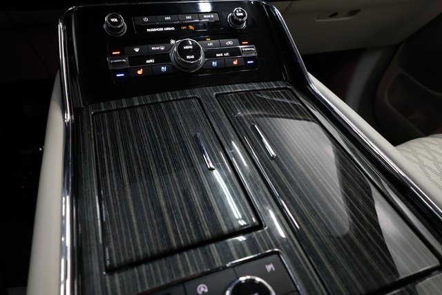 Lincoln Navigator L Vehicle Image 30