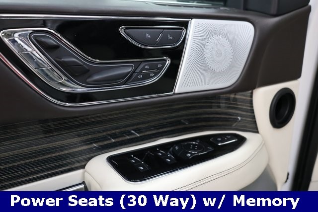 Lincoln Navigator L Vehicle Image 32
