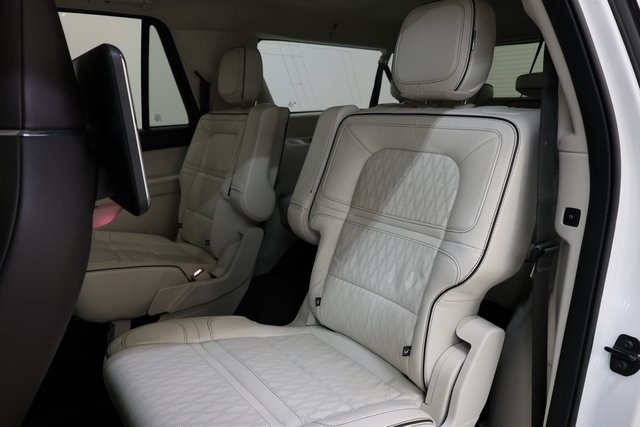 Lincoln Navigator L Vehicle Image 36