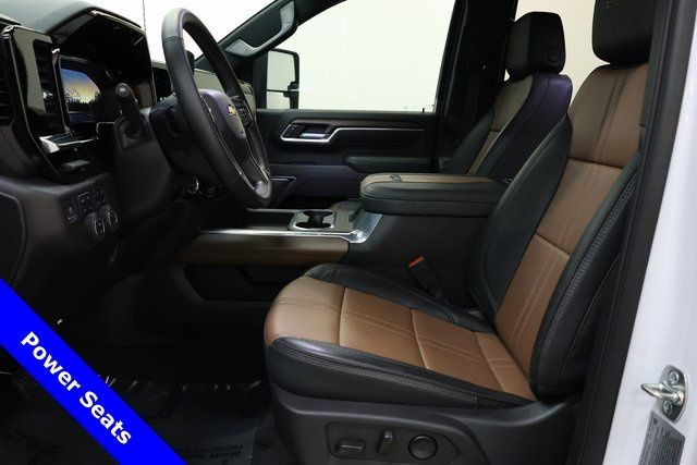 Chevrolet Silverado 3500HD Vehicle Image 35