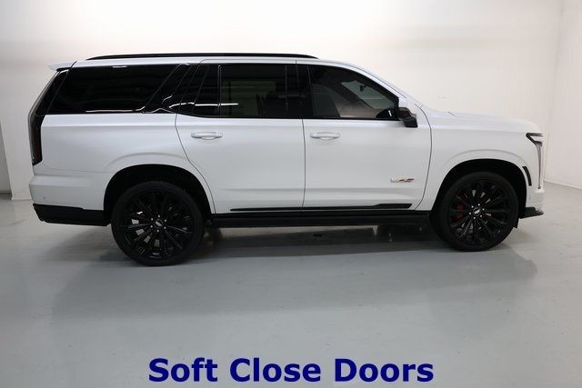 Cadillac Escalade Vehicle Image 17
