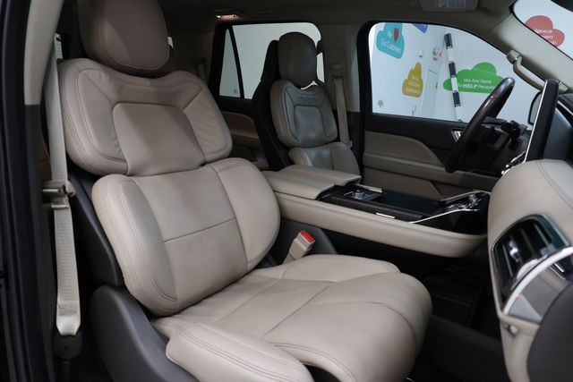 Lincoln Navigator Vehicle Image 10