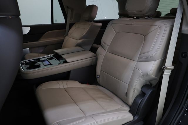 Lincoln Navigator Vehicle Image 11