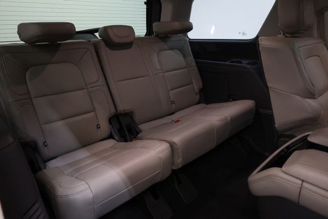 Lincoln Navigator Vehicle Image 12