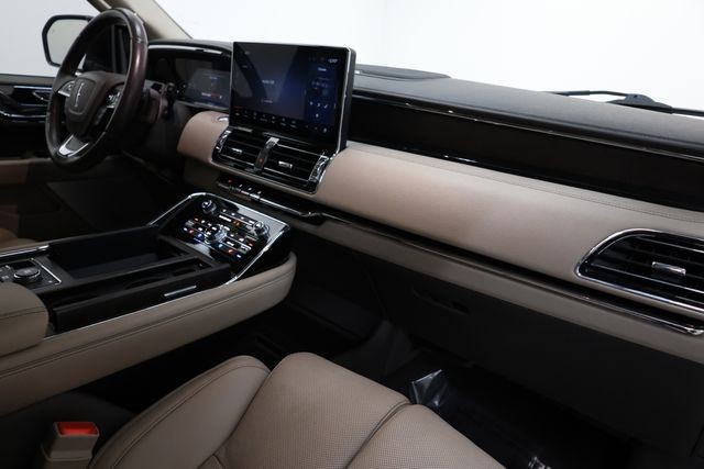 Lincoln Navigator Vehicle Image 15