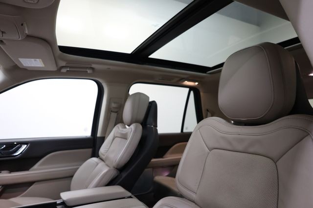 Lincoln Navigator Vehicle Image 19