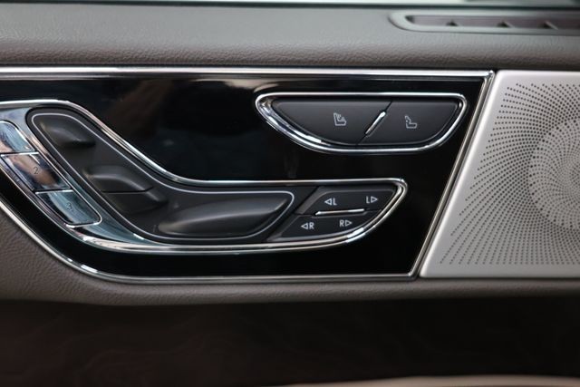 Lincoln Navigator Vehicle Image 31