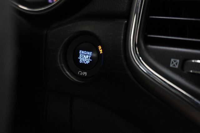 Jeep Grand Cherokee Vehicle Image 16