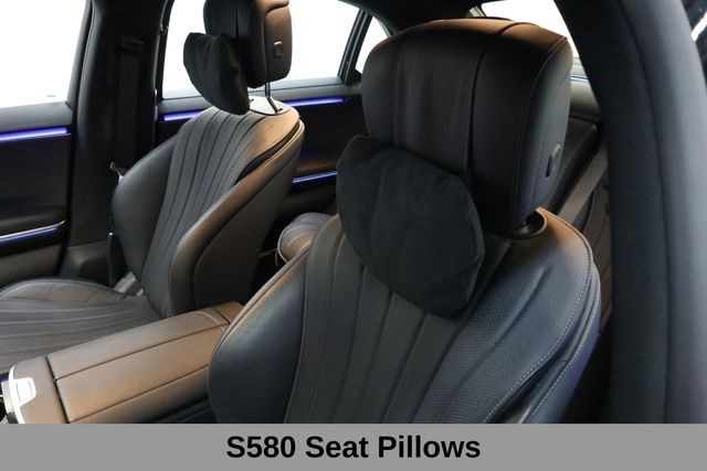 Mercedes-Benz S-Class Vehicle Image 17