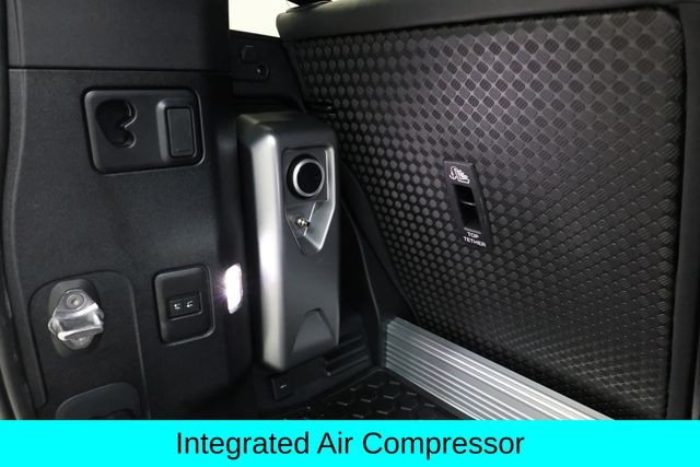Land Rover Defender 90 Vehicle Image 11