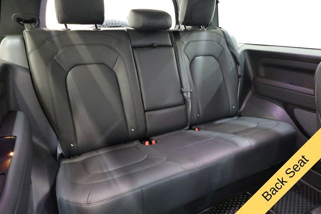 Land Rover Defender 90 Vehicle Image 13