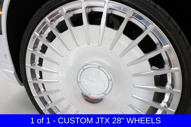 Cadillac Escalade Vehicle Full-screen Gallery Image 06