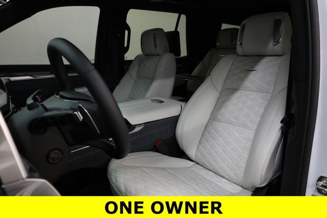 Cadillac Escalade Vehicle Full-screen Gallery Image 10