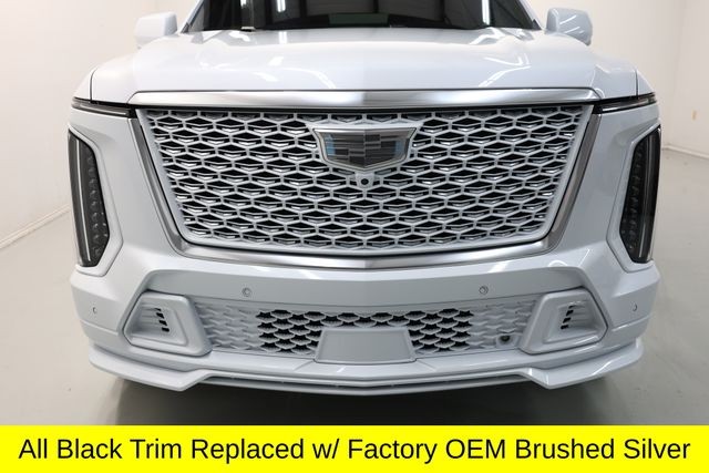 Cadillac Escalade Vehicle Full-screen Gallery Image 14
