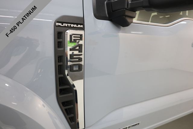 Ford Super Duty F-450 DRW Vehicle Full-screen Gallery Image 07