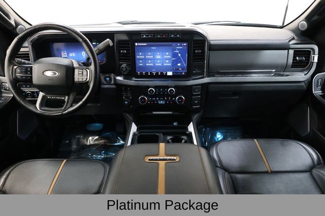Ford Super Duty F-450 DRW Vehicle Full-screen Gallery Image 16
