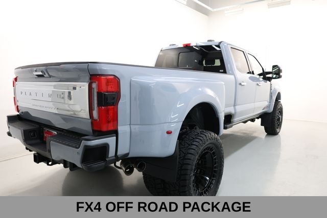 Ford Super Duty F-450 DRW Vehicle Full-screen Gallery Image 17