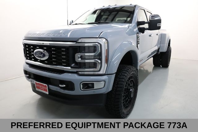 Ford Super Duty F-450 DRW Vehicle Full-screen Gallery Image 18