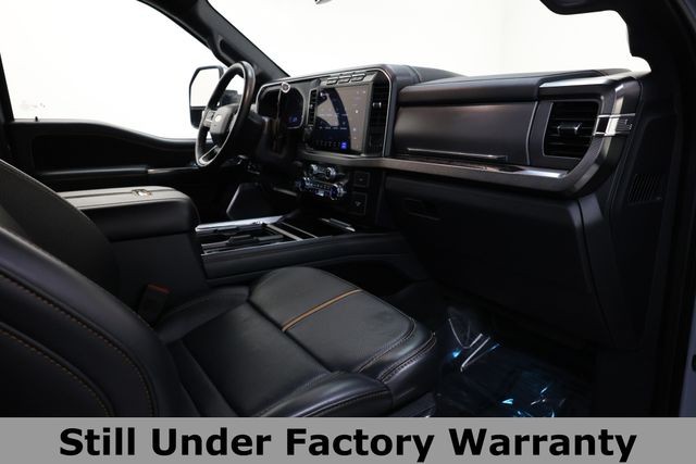 Ford Super Duty F-450 DRW Vehicle Full-screen Gallery Image 24