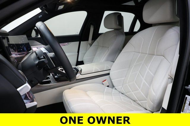 BMW 7 Series Vehicle Full-screen Gallery Image 06