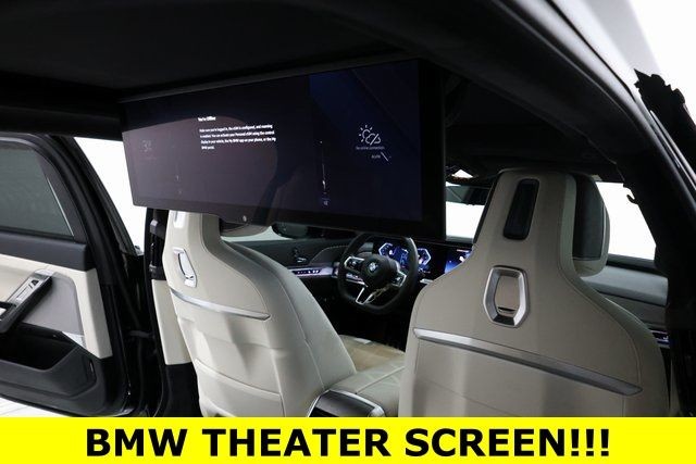 BMW 7 Series Vehicle Full-screen Gallery Image 08