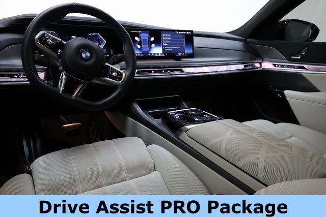 BMW 7 Series Vehicle Full-screen Gallery Image 12