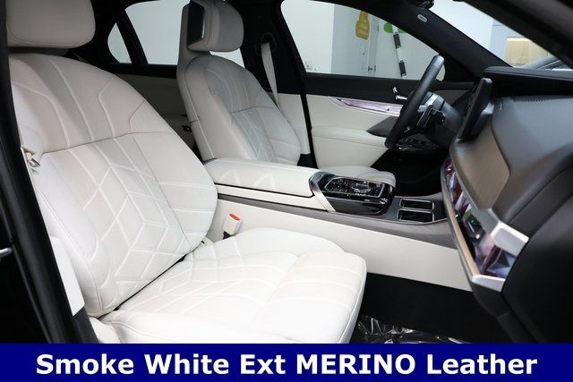 BMW 7 Series Vehicle Full-screen Gallery Image 14