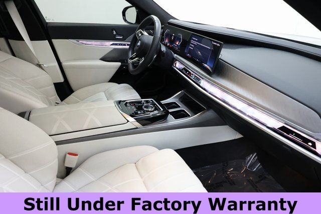 BMW 7 Series Vehicle Full-screen Gallery Image 16